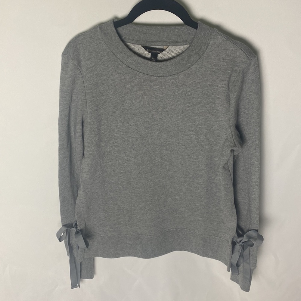 Banana Republic, sweatshirt/sweater with side slits & bow detail. Women XS NWT